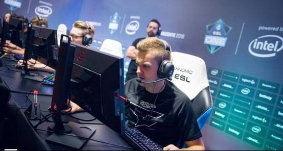 这个太搞了！小球迷拿亚当斯被格林踢蛋的照片找海王签名 他还签了.